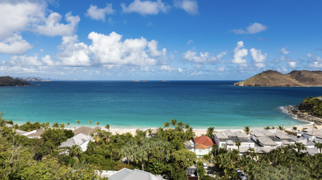 L’attribut alt de cette image est vide, son nom de fichier est My-villa-St-Barth18-1024x575.png.